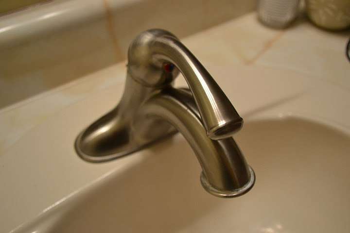 Single handle centerset bathroom faucet