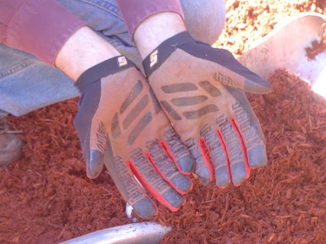 Snap-On SuperGrip Work Gloves have silicone bead finger and palm surface areas for better gripping action.